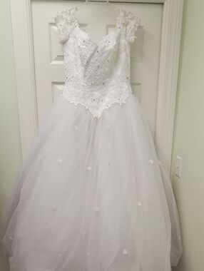 Ivory Lace & Tulle wedding Gown with Floral Lace Detail